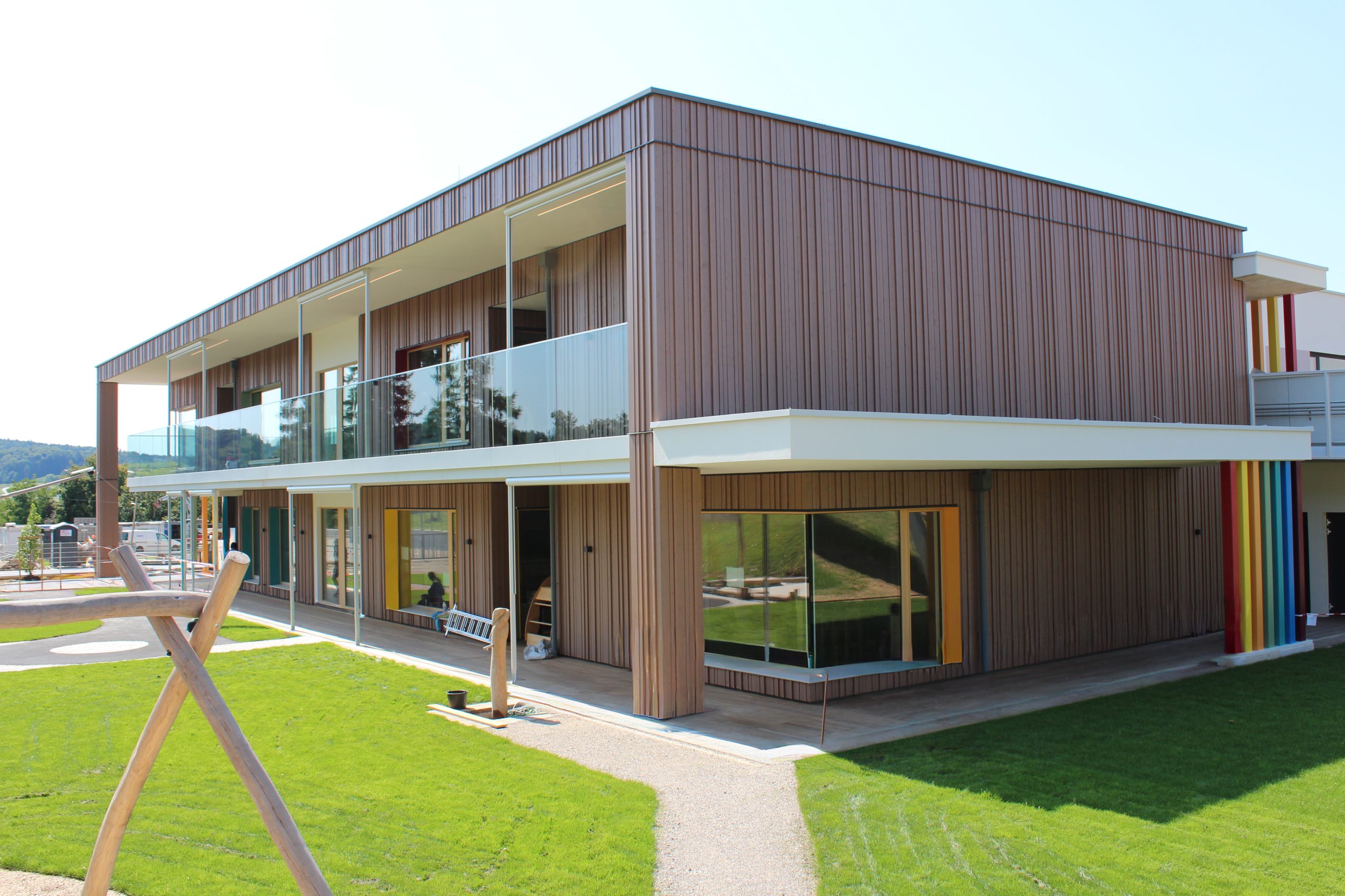 Holzfassade in Fichte Kontrastschalung - beschichtet